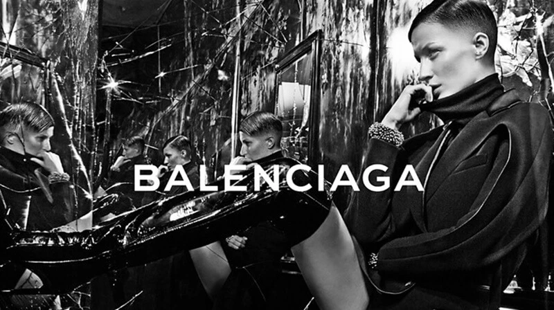 1. เสื้อผ้าแบรนด์ Balenciaga (บาลองเซียก้า)