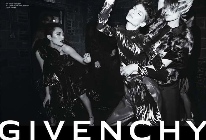2. เสื้อผ้าแบรนด์ Givenchy (จีวองชี)